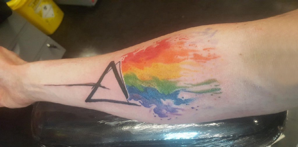 水彩泼墨纹身  男生小臂上创意的水彩泼墨纹身图片