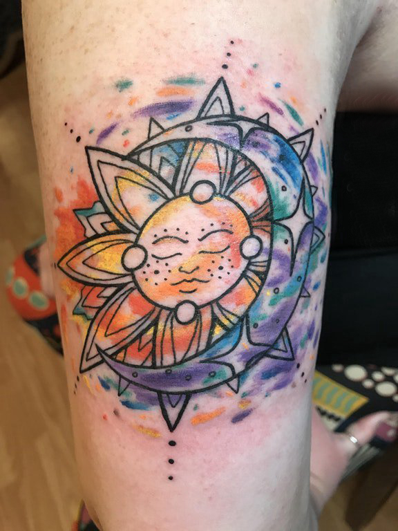 太阳月亮纹身图案 女生大臂上太阳和月亮纹身图片