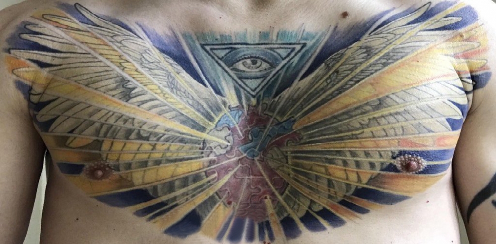 天使翅膀纹身图案  男生胸上天使翅膀和几何纹身图片