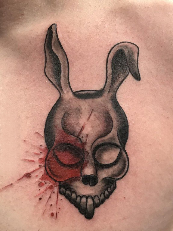 纹身兔   男生胸上黑灰的兔子纹身图片