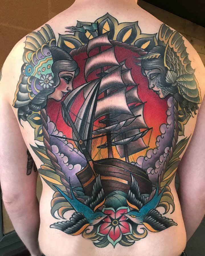 纹身小帆船  男生背上帆船和人物纹身图片