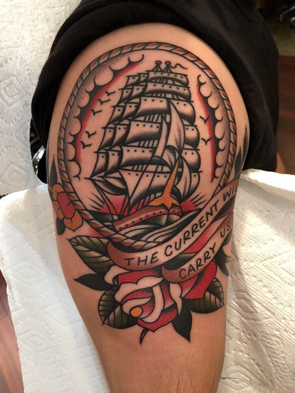 纹身小帆船  男生大臂上彩绘的帆船纹身图片