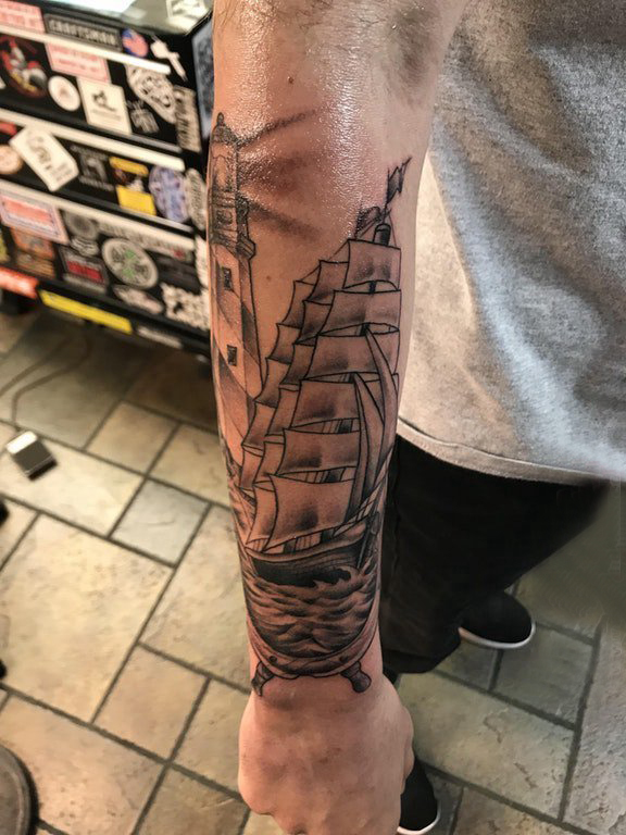 纹身小帆船  男生小臂上黑灰的帆船纹身图片