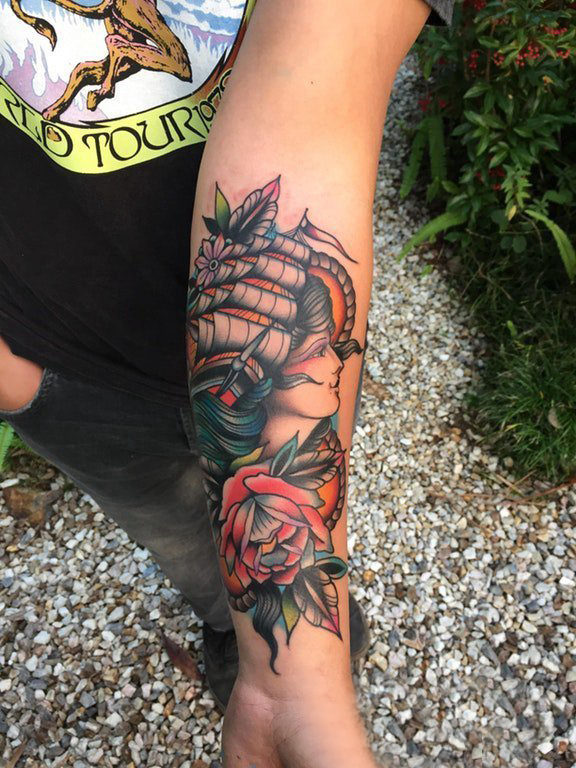 纹身小帆船 女生小臂上彩色的帆船和花朵纹身图片