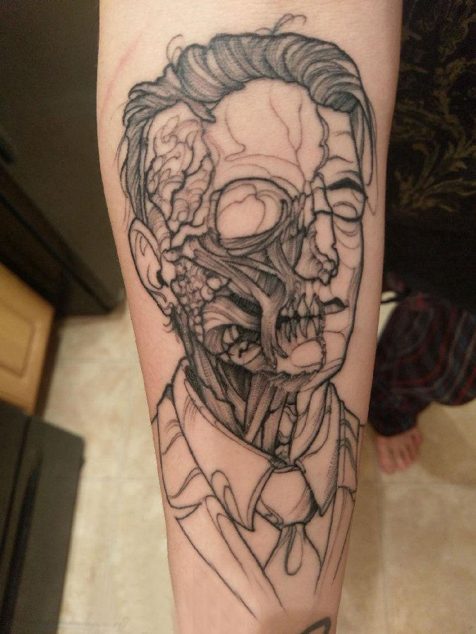 恐怖纹身  女生手臂上黑灰的恐怖纹身图片