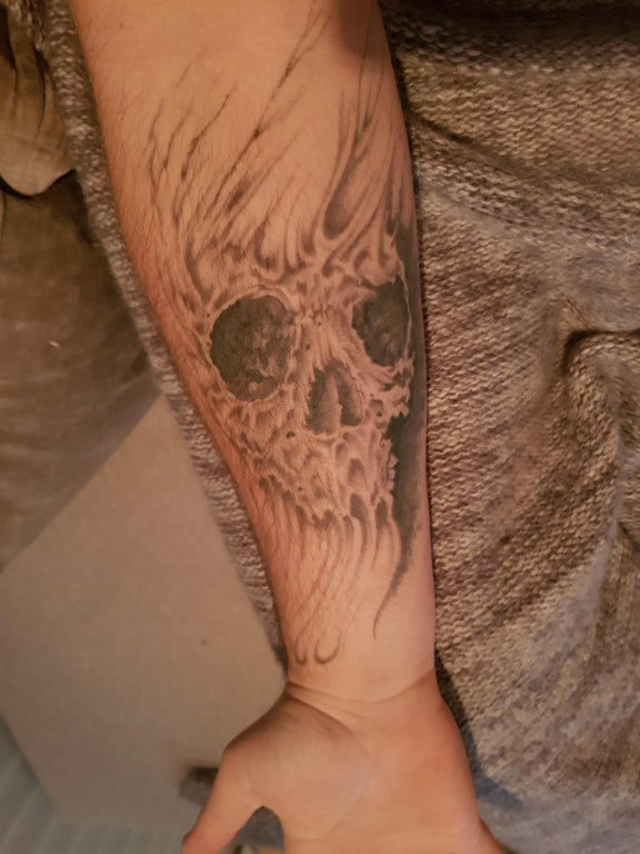 骷髅头纹身 男生手臂上灰色的骷髅纹身图片