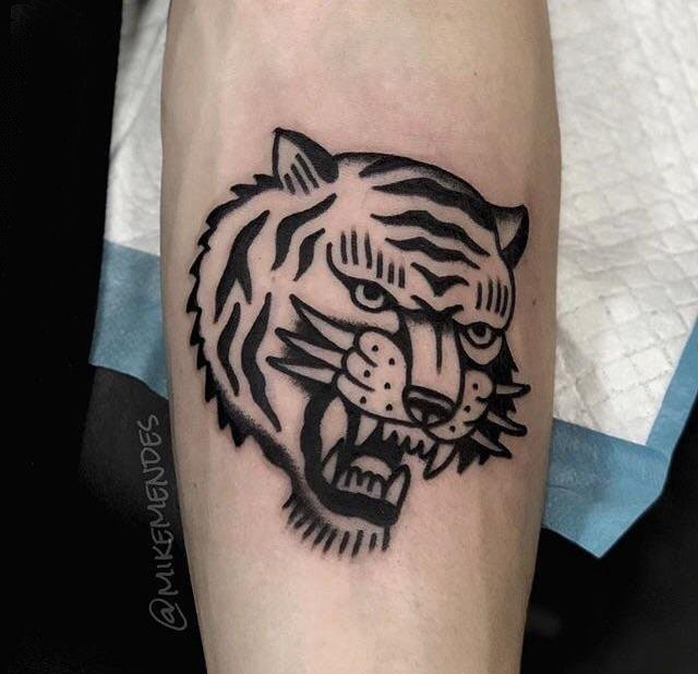 老虎头纹身图案 男生手臂上黑色的老虎头纹身图片