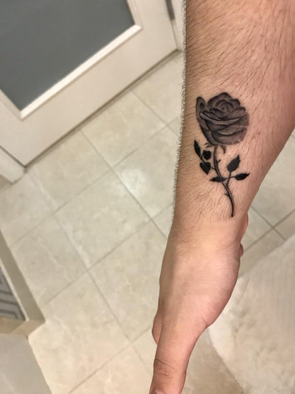 玫瑰小清新纹身 男生手臂上黑灰的玫瑰纹身图片