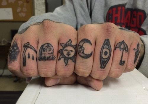 迷你小纹身 男生手指上黑色的迷你纹身图片
