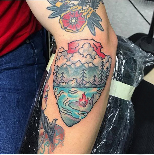 手臂纹身图片 男生手臂上彩色的山水纹身图片