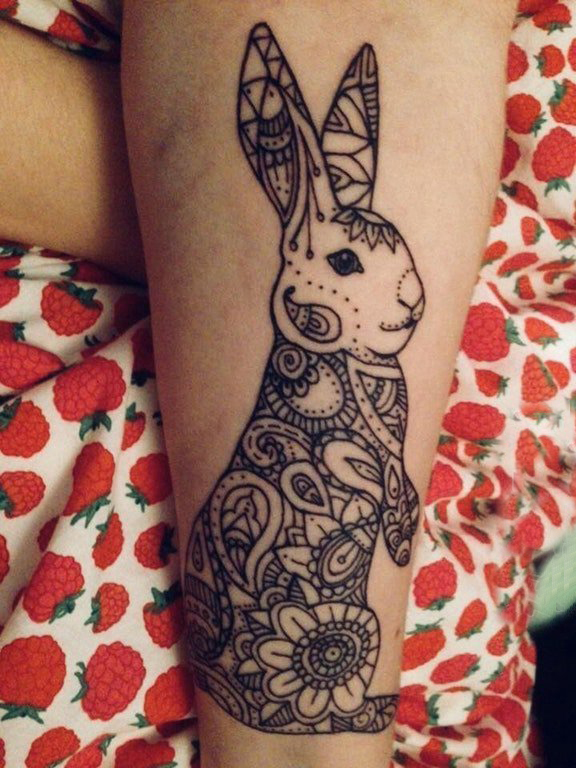 兔子纹身图案 男生小腿上黑色的兔子纹身图片