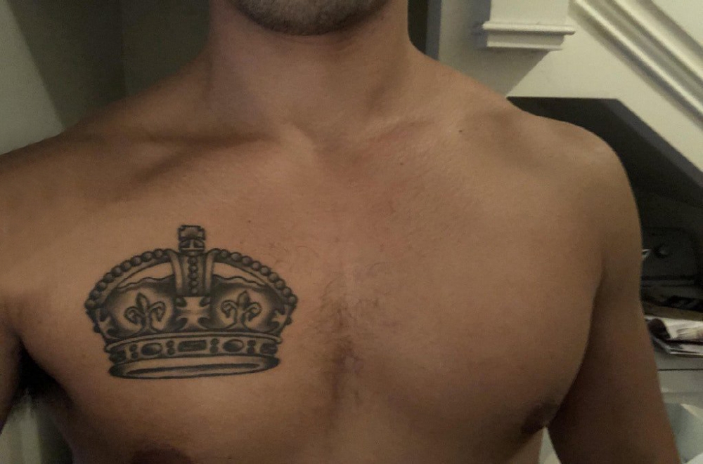 纹身胸部男 男生胸部黑色的皇冠纹身图片