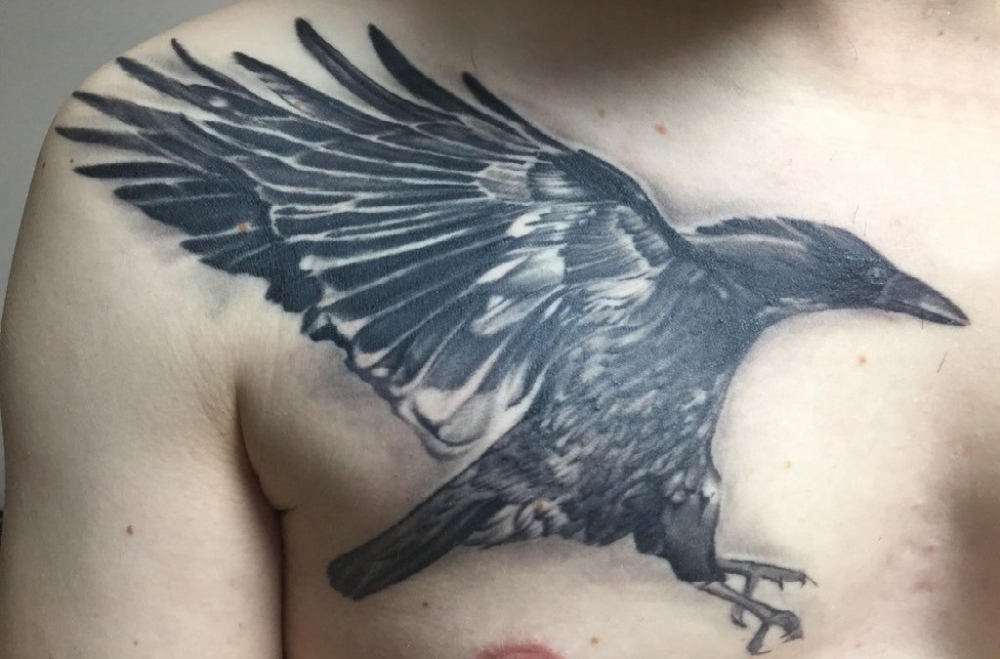 纹身胸部男 男生胸部黑色的乌鸦纹身图片