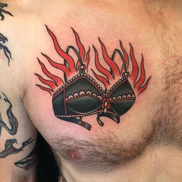 纹身衣服  男生胸上衣服和火焰纹身图片