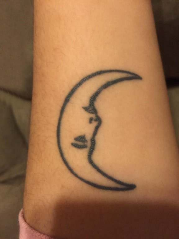 纹身月亮女生图片  女生手臂上黑色的月亮纹身图片