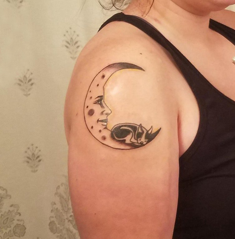 纹身月亮女生图片 女生大臂上小狗和月亮纹身图片