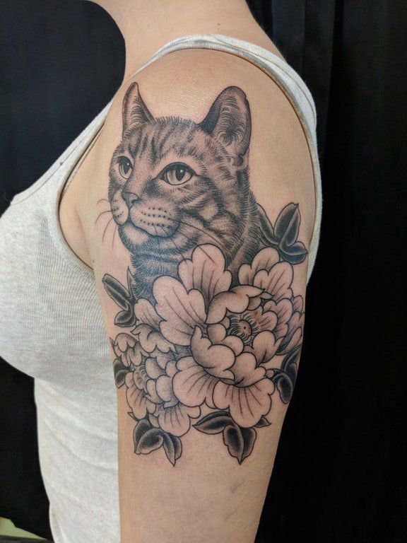 小猫咪纹身 女生大臂上花朵和猫咪纹身图片