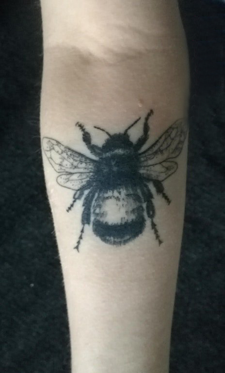 小蜜蜂纹身 男生手臂上可爱的蜜蜂纹身图片