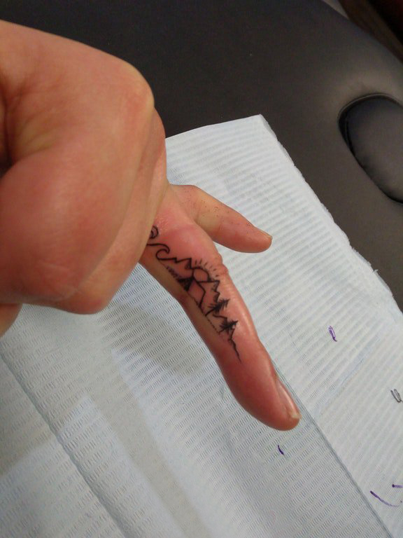 小山峰纹身 男生手指上黑色的山脉纹身图片