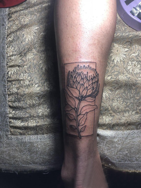 小腿对称纹身 男生小腿上几何和花朵纹身图片