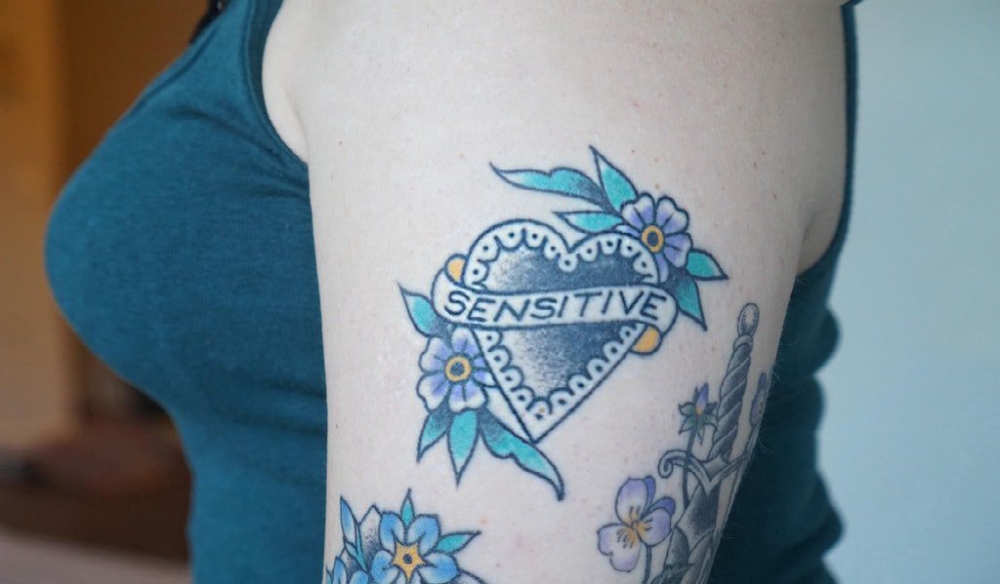 心形纹身图片 女生大臂上花朵和心形纹身图片