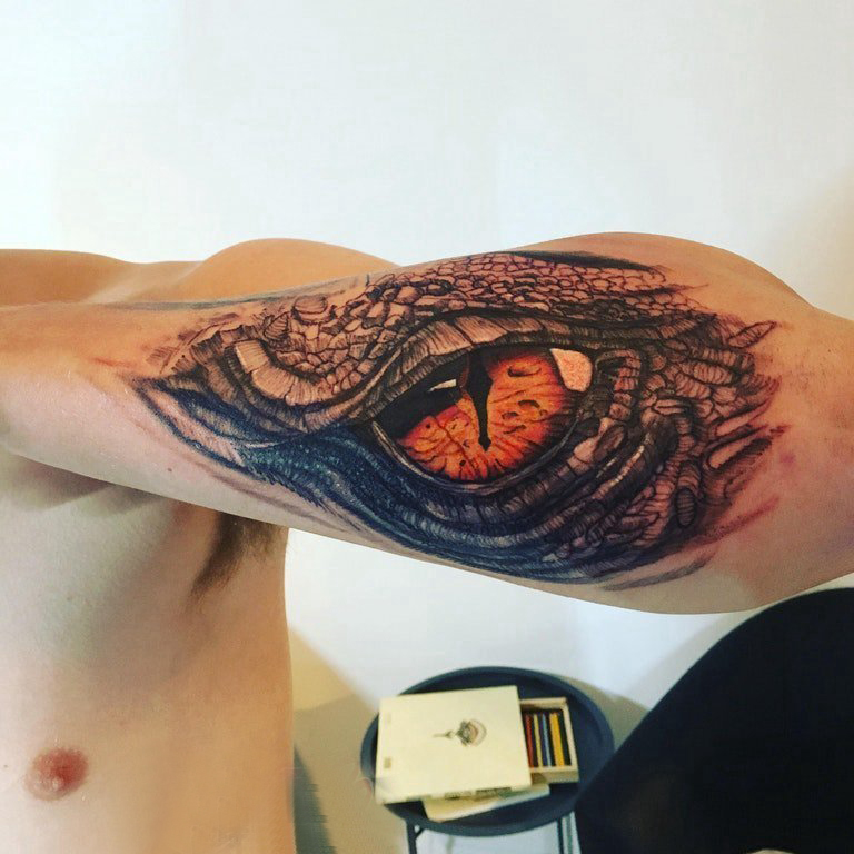 眼睛纹身 男生手臂上彩色的鳄鱼眼睛纹身图片