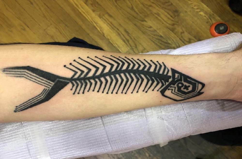 鱼骨纹身图案 男生手臂上黑色的鱼骨头纹身图片