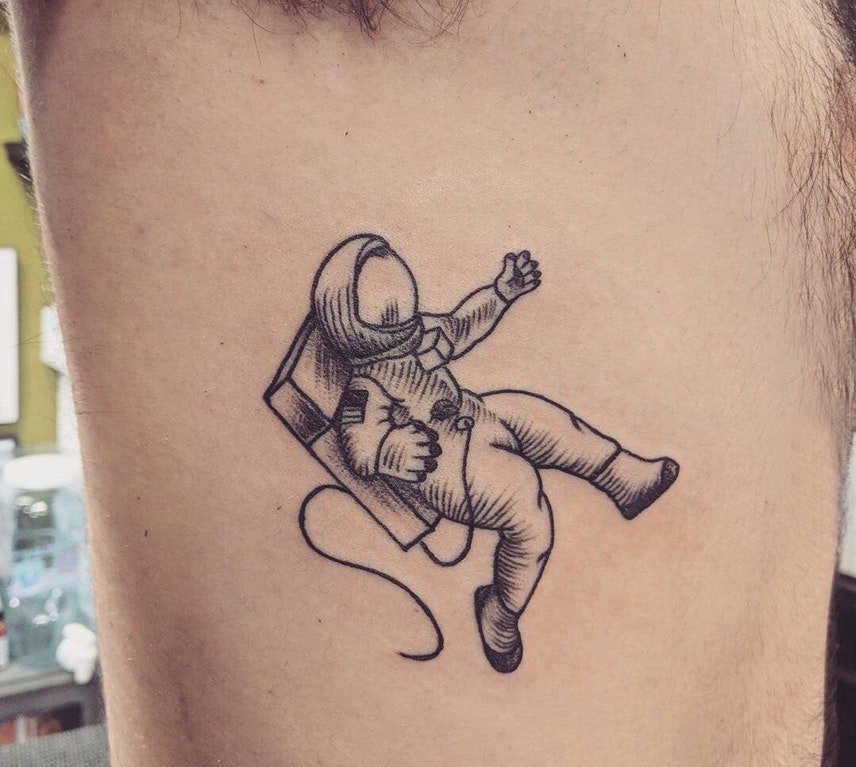 宇航员纹身图案   男生侧腰上极简的宇航员纹身图片