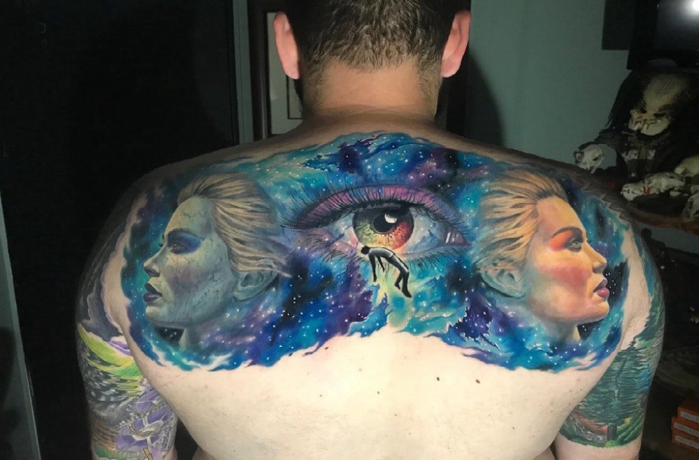 原宿星空纹身  男生后背上彩绘的原宿星空纹身图片