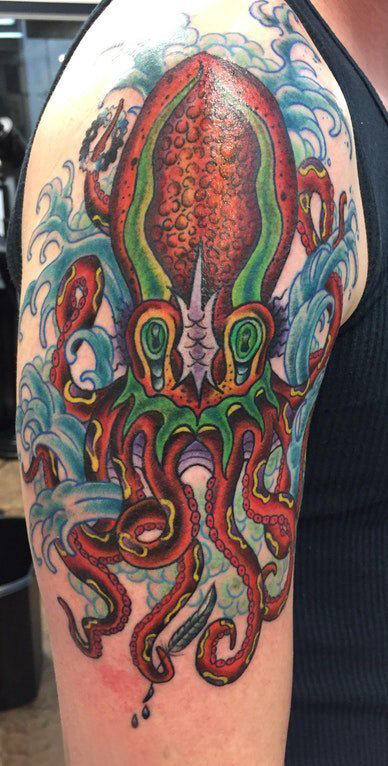 章鱼纹身简单 男生大臂上怪异的章鱼纹身图片