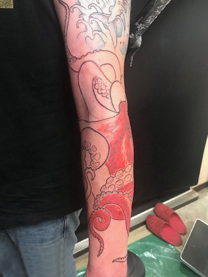 章鱼纹身图案  男生手臂上彩绘的章鱼纹身图片