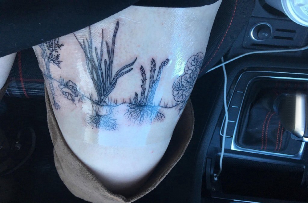 植物纹身  女生大腿上黑灰的植物纹身图片
