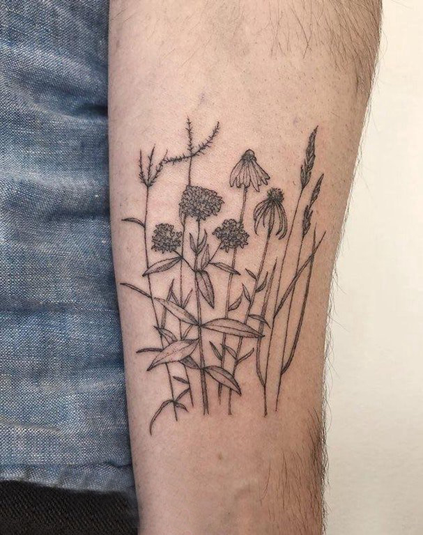 植物纹身 男生手臂上黑灰的植物纹身图片