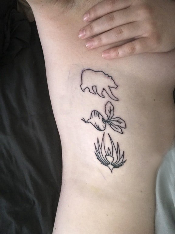 植物纹身 女生侧腰上熊和植物纹身图片