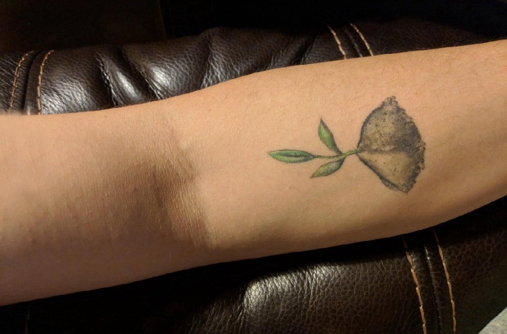 植物纹身 女生手臂上彩色的植物纹身图片