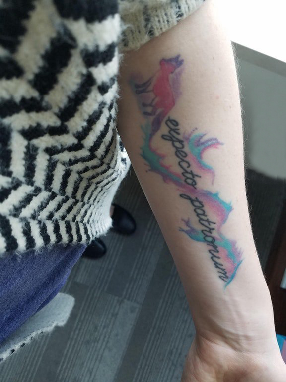 彩色渐变纹身 女生手臂上英文和狐狸纹身图片