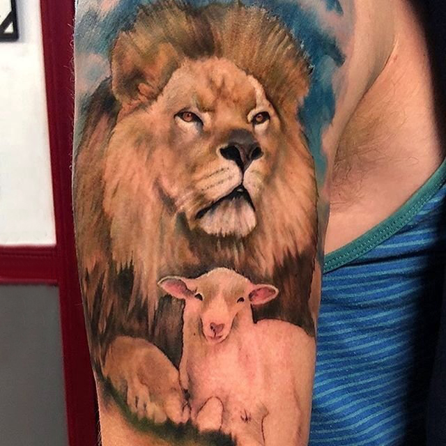 大臂纹身图 男生大臂上绵羊和狮子纹身图片