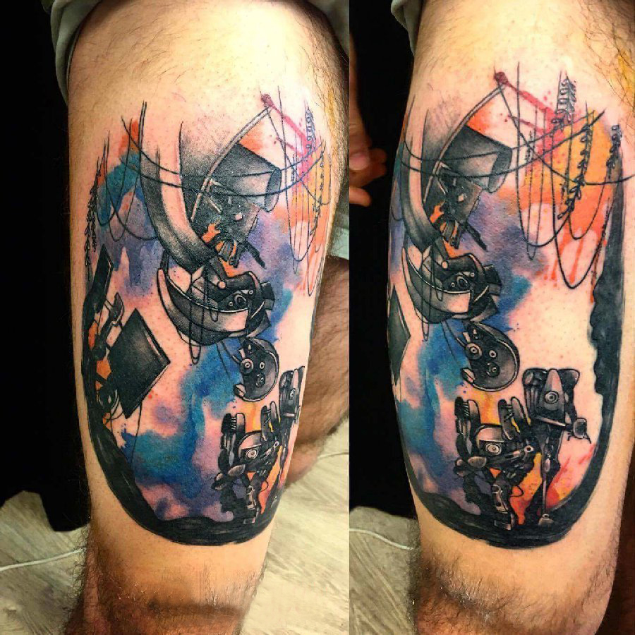 大腿纹身男 男生大腿上彩色的机器人纹身图片