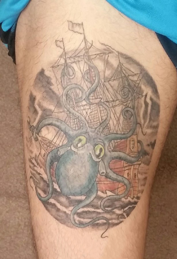 大腿纹身男 男生大腿上帆船和章鱼纹身图片
