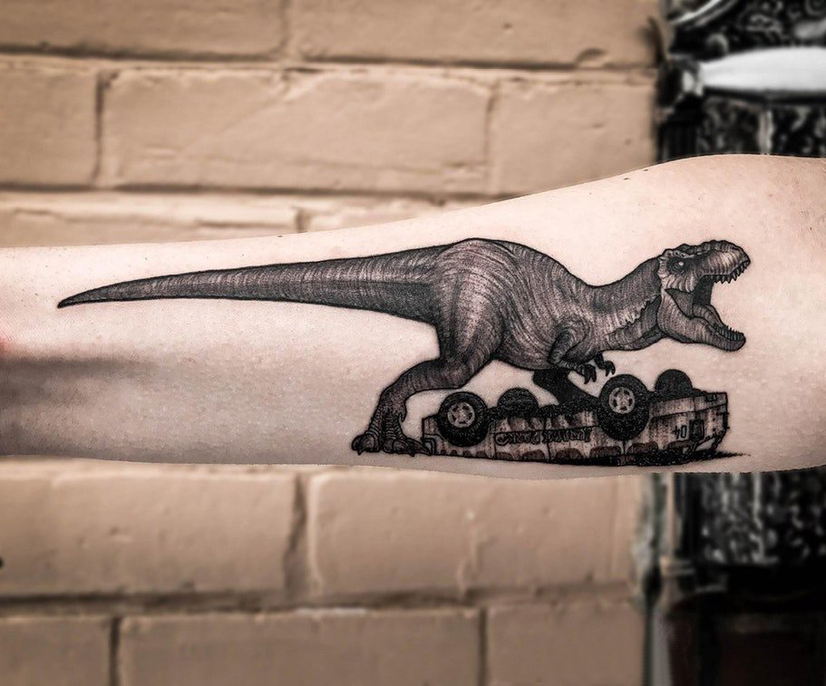 德国恐龙纹身 男生手臂上汽车和恐龙纹身图片