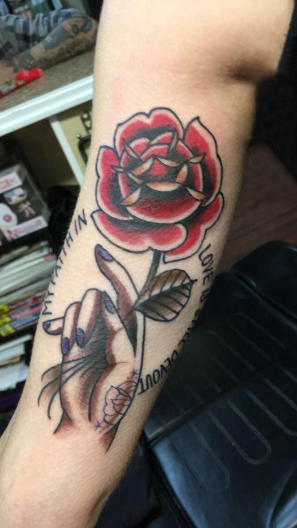 花朵纹身 男生手臂上手握玫瑰纹身图片