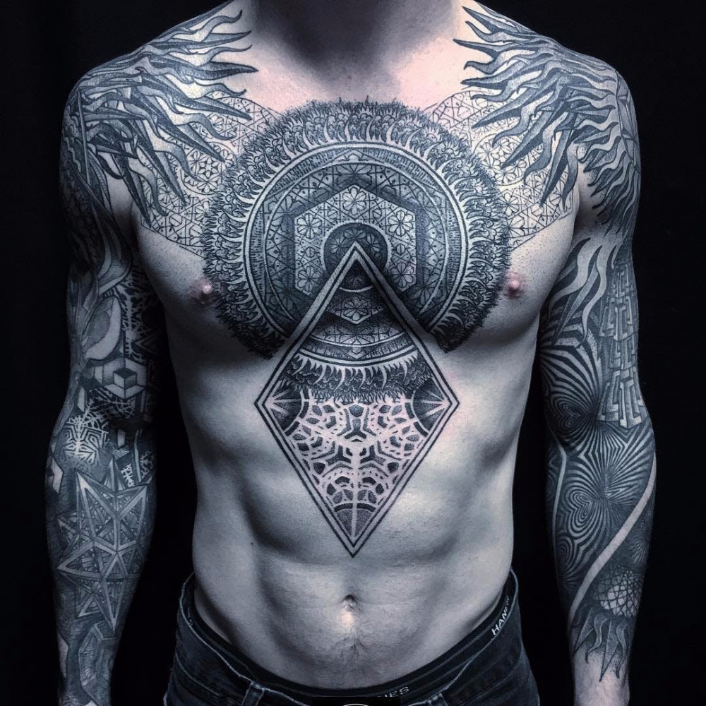 几何元素纹身 男生胸部精致的几何纹身图片