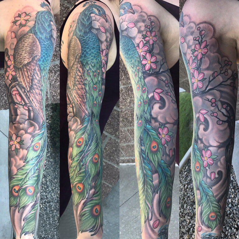 孔雀纹身图片 女生手臂上彩色的孔雀纹身图片