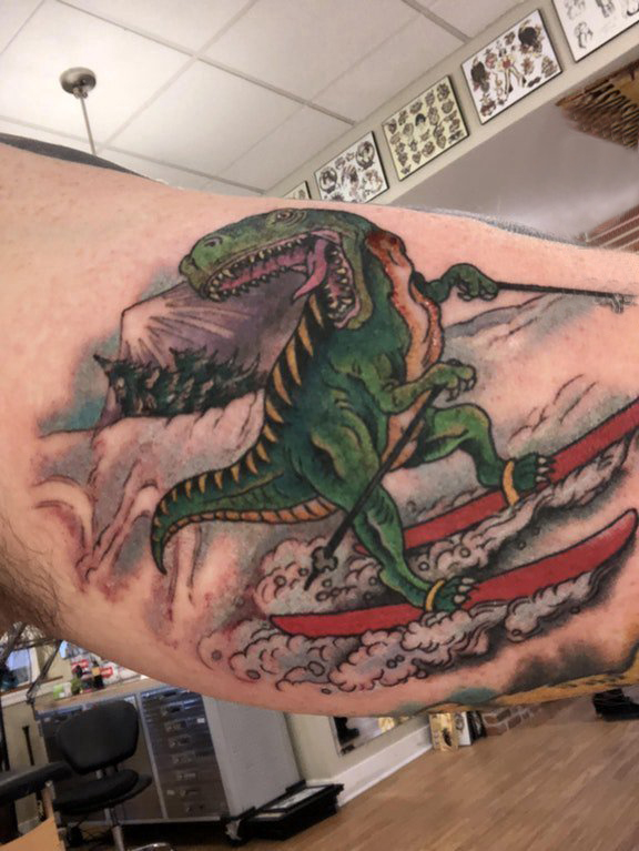 恐龙纹身图案 男生大臂上滑雪的恐龙纹身图片