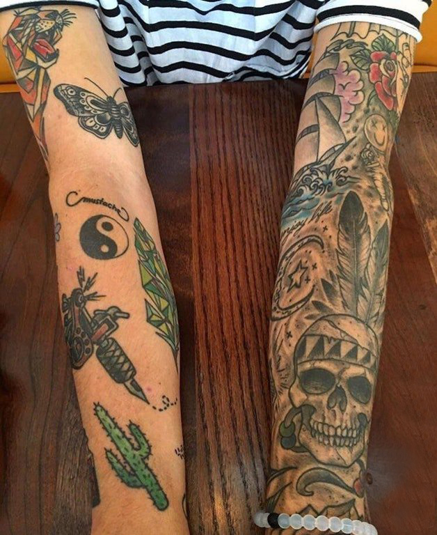 骷髅和花纹身图案  男生手臂上骷髅和花纹身图片