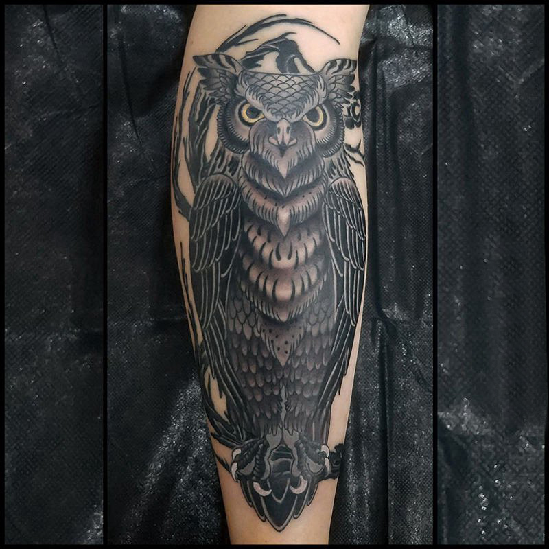 猫头鹰纹身图 女生小腿上黑色的猫头鹰纹身图片