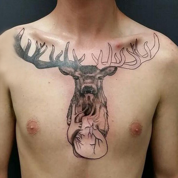 麋鹿纹身图案男 男生胸部心脏和麋鹿纹身图片