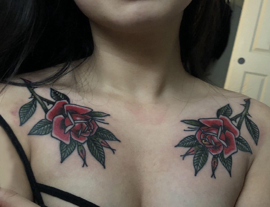 女生纹身锁骨  女生锁骨上彩绘的花朵纹身图片