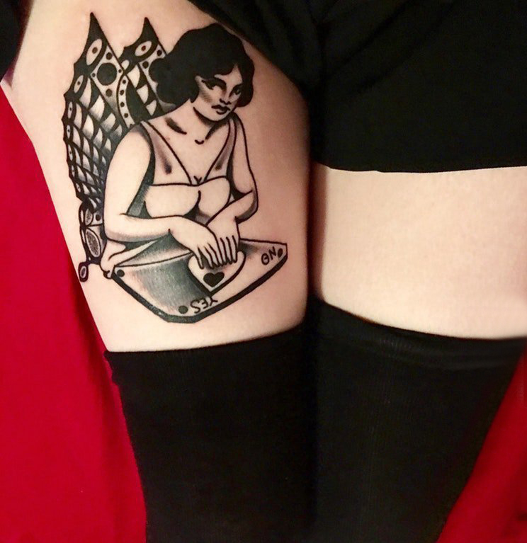 人物肖像纹身图片 女生大腿上素描的人物肖像纹身图片