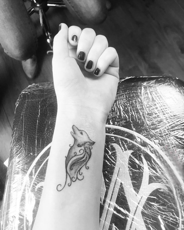 手腕上纹身图案  女生手臂上黑灰的狐狸纹身图片